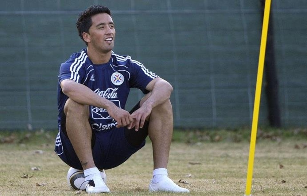 Ir para  <p>O Gr&ecirc;mio confirmou, nesta quarta-feira em seu site oficial, o acerto com o centroavante Lucas Barrios. De acordo com comunicado do clube, o argentino naturalizado paraguaio desembarca em Porto Alegre nesta sexta-feira para...